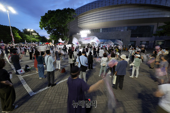 [포토] 20일째 밤낮으로 이어지는 잠실개표소 참정권 집회