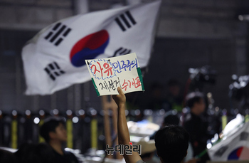 [포토] 21일째 맞는 잠실개표소 참정권 집회, 재선거 구호로 잠들지 않는 밤