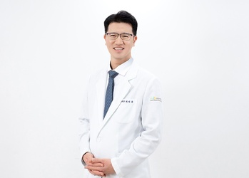 [의학칼럼] '여름 패션템' 샌들·슬리퍼가 허리 통증을 유발하는 이유