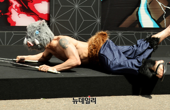 [영상] 말왕, 탈쓰고 등장하다 꽈당