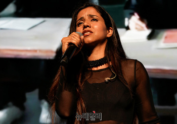 [포토] 무대 선보이는 '아프간 최초 여성 래퍼' 소니타 알리자데