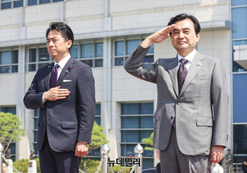 [포토] 국민의례 하는 안규백 국방장관과 고이즈미 신지로 방위대신