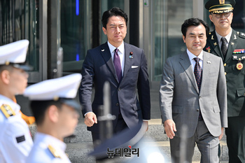 [포토] 연병장 향하는 안규백·고이즈미