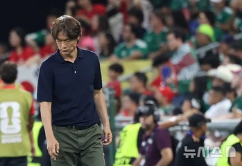 2002 신화가 낳은 '황태자' 홍명보, 반칙과 특혜가 韓 축구 추락 불렀다