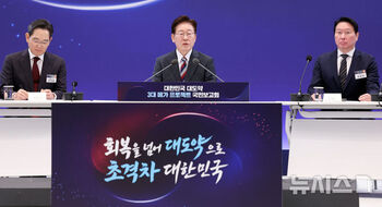李 대통령 양 옆에 앉은 이재용·최태원 … 정치 논리가 산업 입지 삼켰다