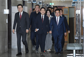 [포토] 이동하는 장동혁 국민의힘 대표와 지도부