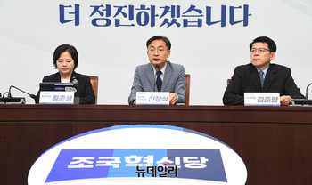 [포토] 발언하는 신장식 조국혁신당 대표 권한대행