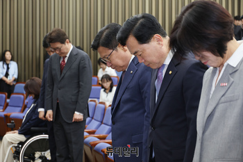 [포토] 국민의례 하는 정점식 국민의힘 원내대표