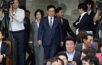 [포토] 의원총회 참석하는 정점식 국민의힘 원내대표