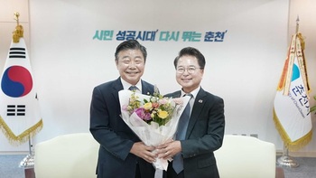 [포토뉴스] 육동한 춘천시장, 김진호 시의장 만나 11대 의회 마무리 격려