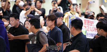 [영상] '32강 실패' 홍명보, 야유 속 귀국 