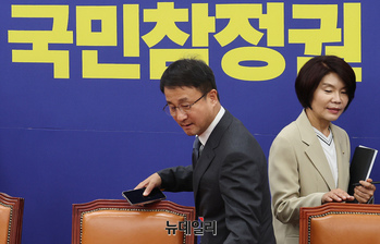 [포토] 회의 참석하는 한병도 민주당 대표 직대