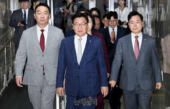 [포토] 이동하는 정점식 국민의힘 원내대표와 지도부