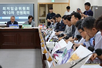 최저임금 수정안 내랬더니 勞 30원↓ 使 20원↑ 올해도 '찔끔' … 시한 넘기고도 기싸움만