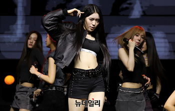 [영상] 첫 EP '옥시 젠' 무대 선보이는 키비츠  