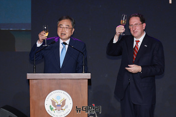[포토] 건배사하는 조현 외교부 장관