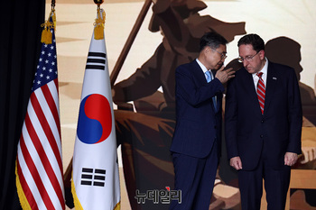 [포토] 대화 나누는 조현 외교부 장관-제임스 헬러 주한미국대사대리