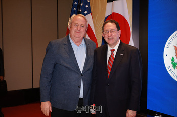 [포토] 기념촬영하는 인요한 전 의원 