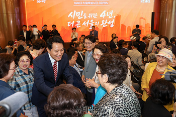 [포토] 시민들과 인사 나누는 오세훈 서울시장 