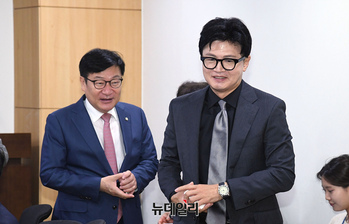 [포토] 함께 이석하는 정점식 원내대표와 한동훈 의원