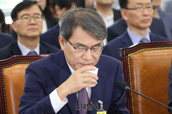 [포토] 목 타는 노태악 전 중앙선거관리위원회 위원장