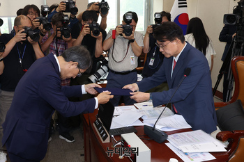 [포토] 선서문 제출하는 노태악 전 중앙선거관리위원회 위원장