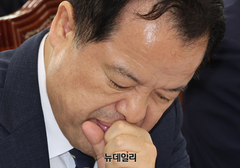 [포토] 굳은 표정으로 앉아 있는 위철환 중선위 직대