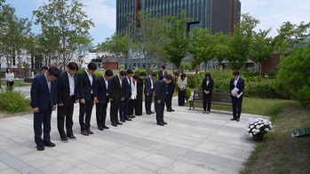 [포토뉴스] 육동한 춘천시장, 의암호 선박사고 순직 직원 추모