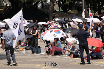 "발길 끊으면 작은 불씨도 꺼질 것 같아 … 기업도 절차 따지는데 공적 시스템은 왜 못하나"