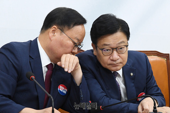 [포토] 대화 나누는 정점식 원내대표와 김재원 최고위원