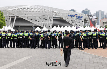 [포토] 잠실 개표소 통제하는 경찰 