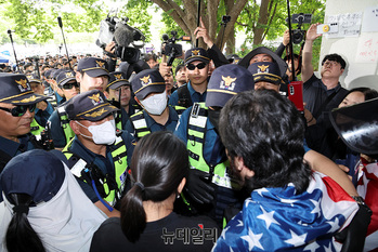 [포토] 진입 시도하는 경찰, 막는 시위대 