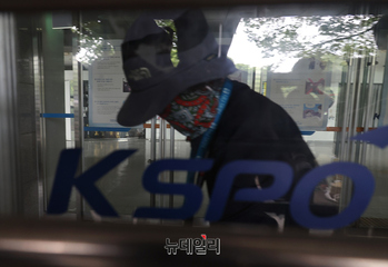 [포토] 다시 출입구 걸어 잠그는 올림픽공원 시설관리 직원