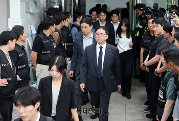 [포토] 현장조사 마치고 이동하는 강동완 중앙선관위 사무총장 직대