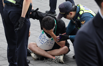 [포토] 국조특위 개표소 출입에 눈물 흘리는 청년