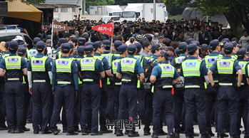 [영상] 잠실개표소 입장하는 국회 국조특위