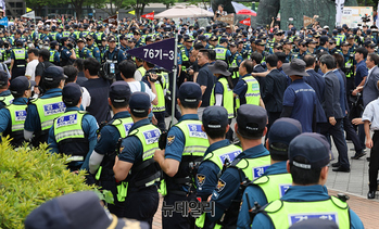 [포토] 28일만에 열린 잠실개표소...충돌 없이 마무리