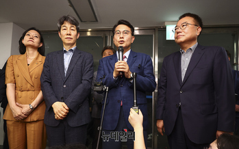 [포토] 잠실개표소 현장조사 마친 윤상현 국조특위원장