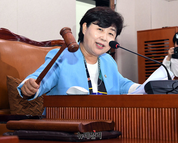 [포토] 의사진행 하는 서영교 신임 법제사법위원장