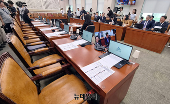 [포토] 반쪽으로 시작 된 국회 법사위