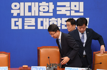 [포토] 회의 참석하는 한병도 더불어민주당 대표 직대