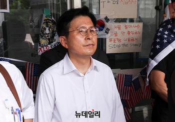 [포토] 잠실 개표소 지키는 황교안 대표 