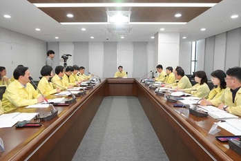 [포토뉴스] 육동한 춘천시장, 여름철 재난·안전관리 종합대책 보고회·원창저수지 점검