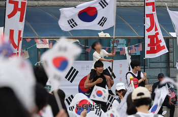[영상] 잠실개표소 봉쇄 한달...끊이지 않는 '재선거-수개표' 목소리  