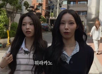 자유를 '허가' 받아야 하는, '광기'의 나라