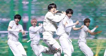 [영상] 컴백 무대 선보이는 아홉(AHOF)