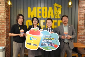 [포토뉴스] 육동한 춘천시장, 메가MGC커피 '멋쟁이 토마토 스무디' 출시 응원