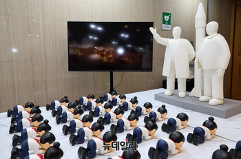 [포토] 북한인권운동 30년 세미나서 전시된 '세상 부럼 없어라' 조형물