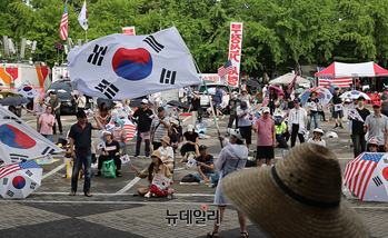 [포토] 폭우지나도 끊임없는 재선거 외침...35일째 올림픽공원 집회 