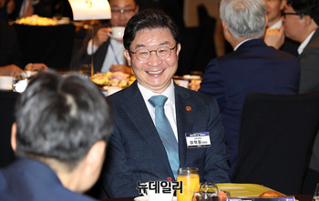 [포토] 정보보호의 날 기념행사 참석한 이억원 금융위원장 